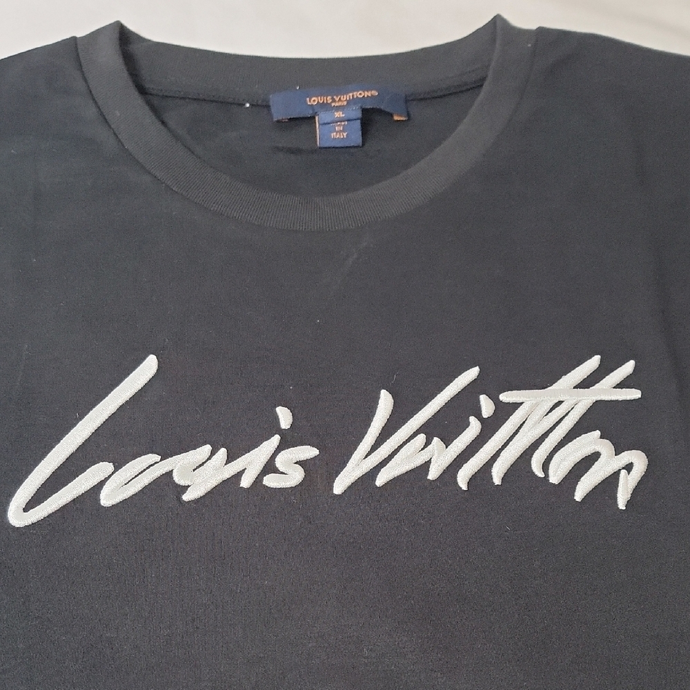 Louis Vuitton Black T-Shirt with White Script Logo - Picture 2 of 4